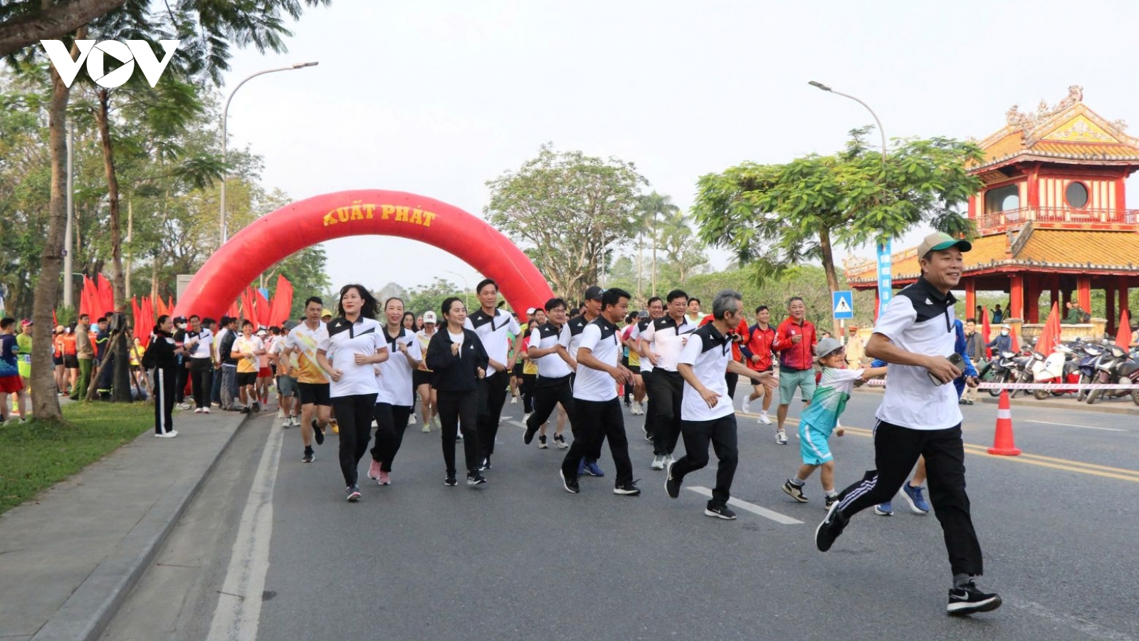 Gần 1.800 người hưởng ứng Ngày chạy Olympic vì sức khỏe toàn dân- Huế 2025